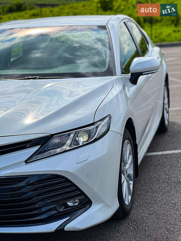 Седан Toyota Camry 2019 в Ровно
