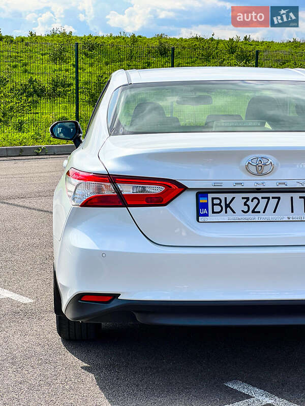 Седан Toyota Camry 2019 в Ровно