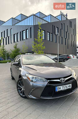 Седан Toyota Camry 2017 в Рівному