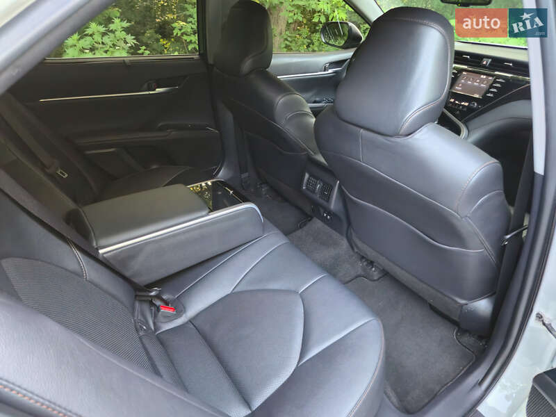 Седан Toyota Camry 2019 в Виннице
