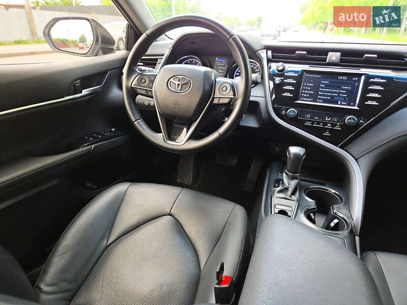 Седан Toyota Camry 2019 в Виннице