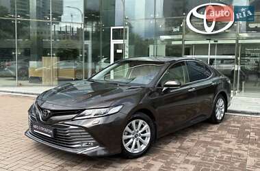 Седан Toyota Camry 2019 в Киеве