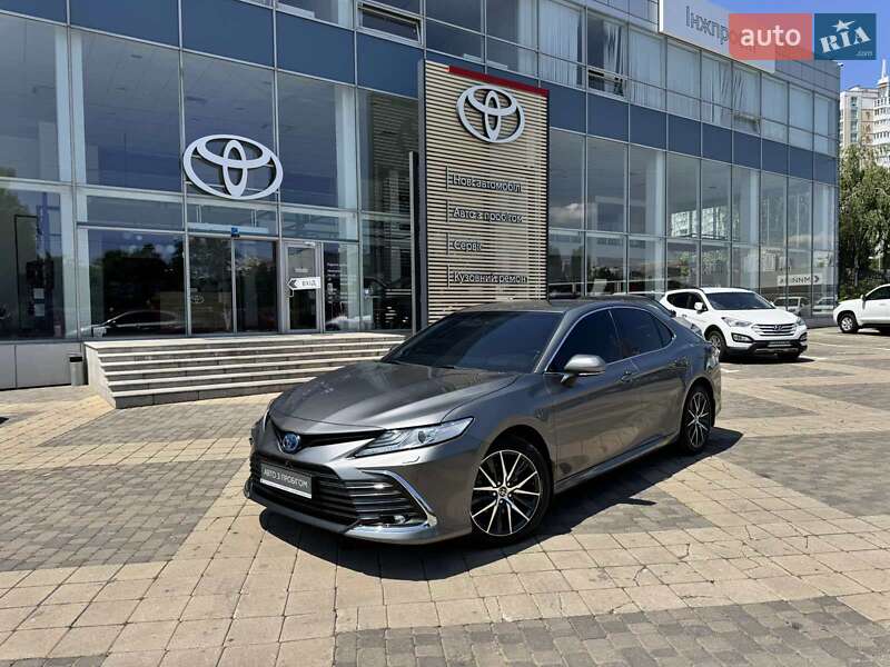 Седан Toyota Camry 2023 в 