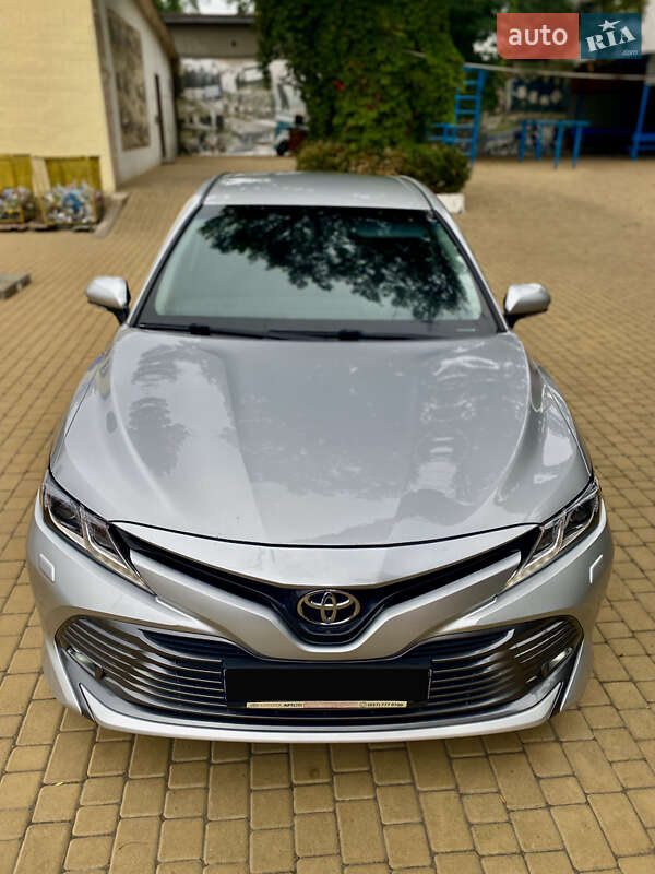 Седан Toyota Camry 2019 в Луцке