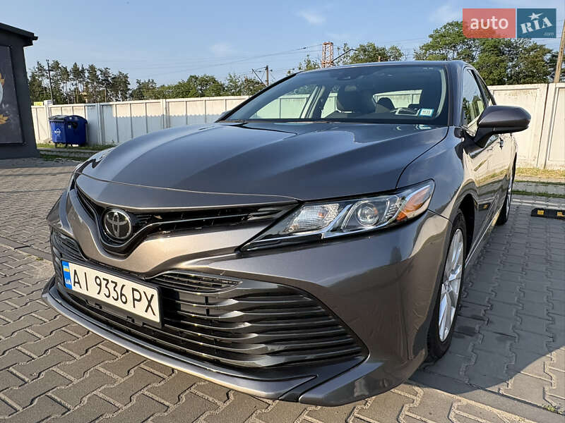 Седан Toyota Camry 2019 в Киеве