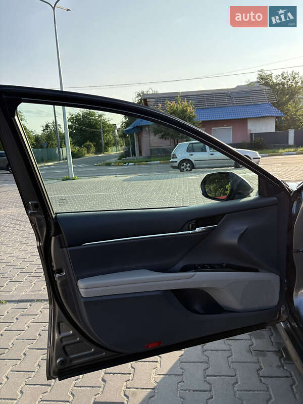 Седан Toyota Camry 2019 в Киеве