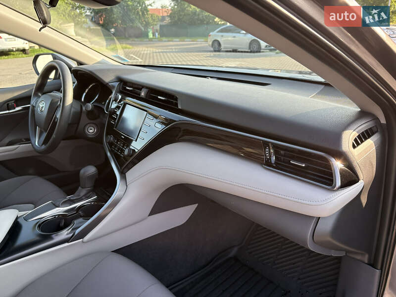 Седан Toyota Camry 2019 в Киеве