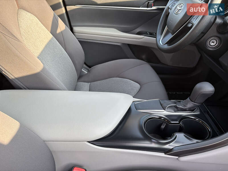 Седан Toyota Camry 2019 в Киеве