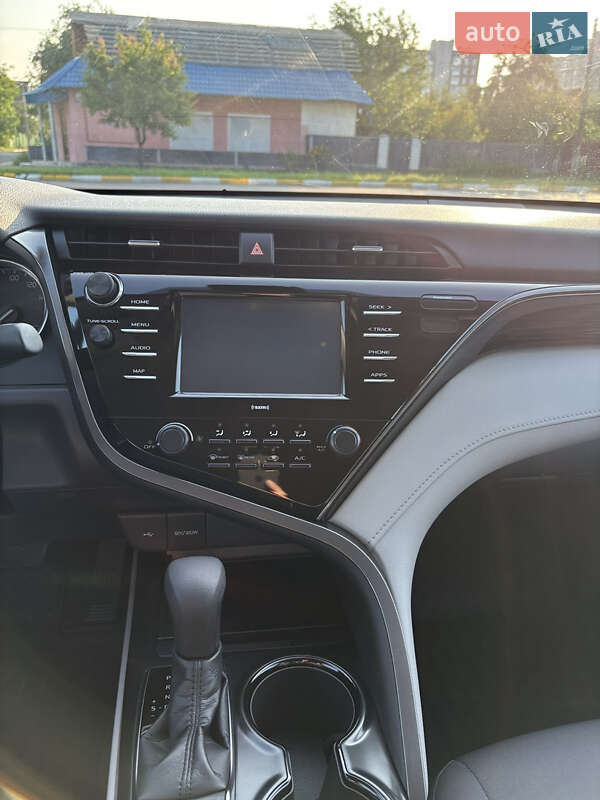 Седан Toyota Camry 2019 в Киеве