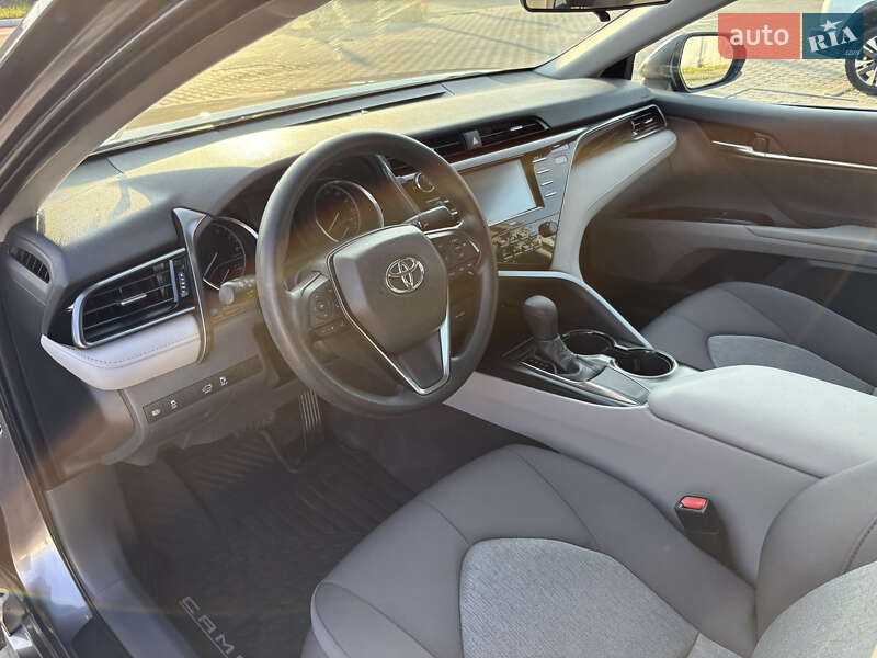 Седан Toyota Camry 2019 в Киеве