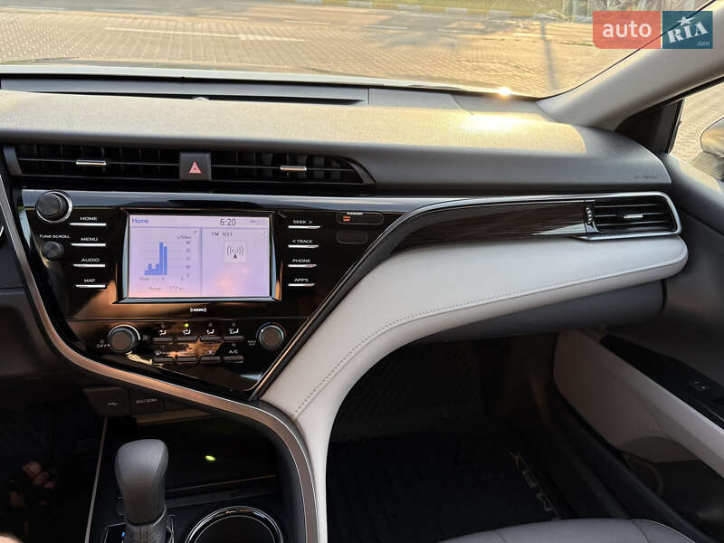 Седан Toyota Camry 2019 в Киеве