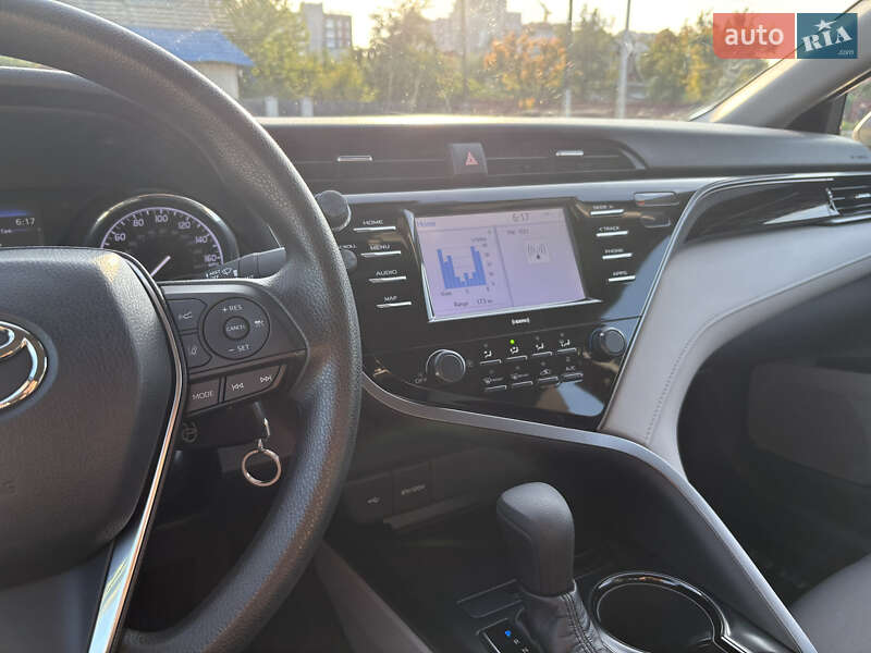 Седан Toyota Camry 2019 в Киеве