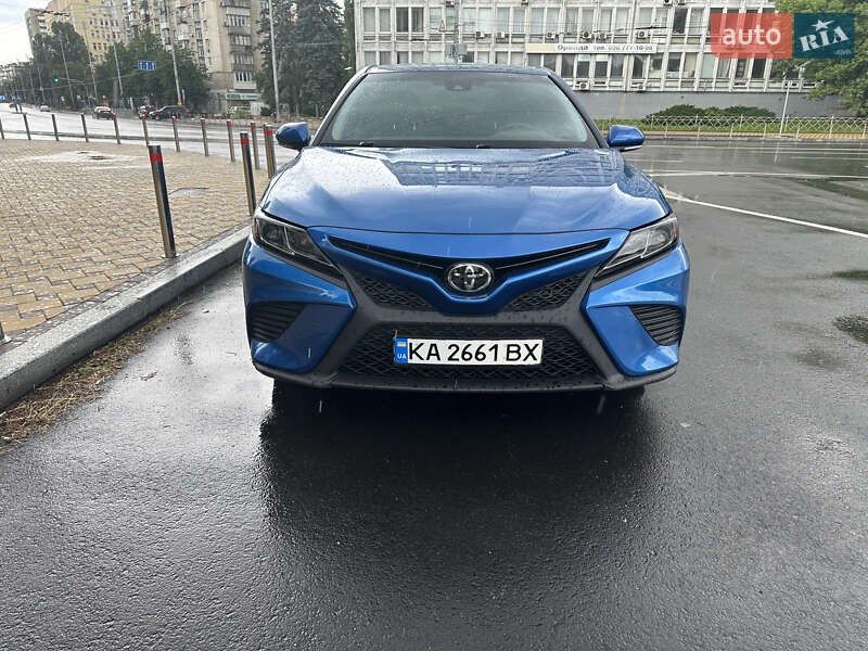 Седан Toyota Camry 2020 в Києві