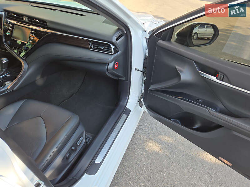 Седан Toyota Camry 2019 в Виннице