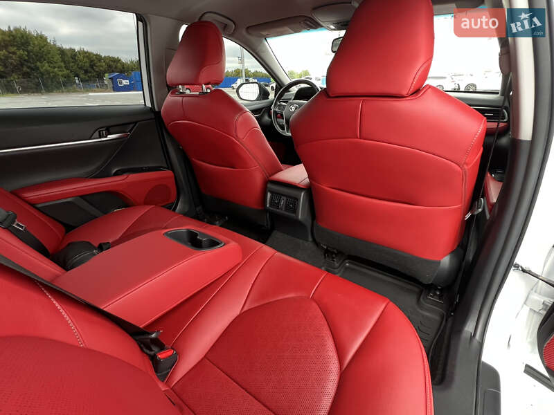 Седан Toyota Camry 2019 в Киеве