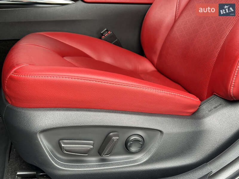 Седан Toyota Camry 2019 в Киеве