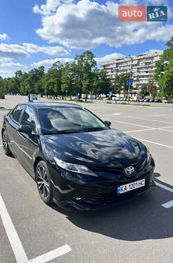 Седан Toyota Camry 2018 в Киеве