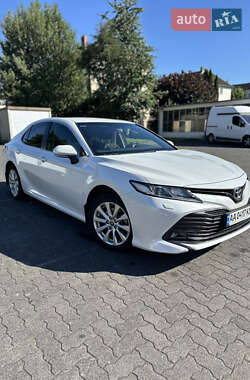 Седан Toyota Camry 2019 в Киеве