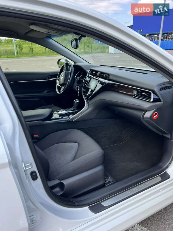 Седан Toyota Camry 2019 в Рівному