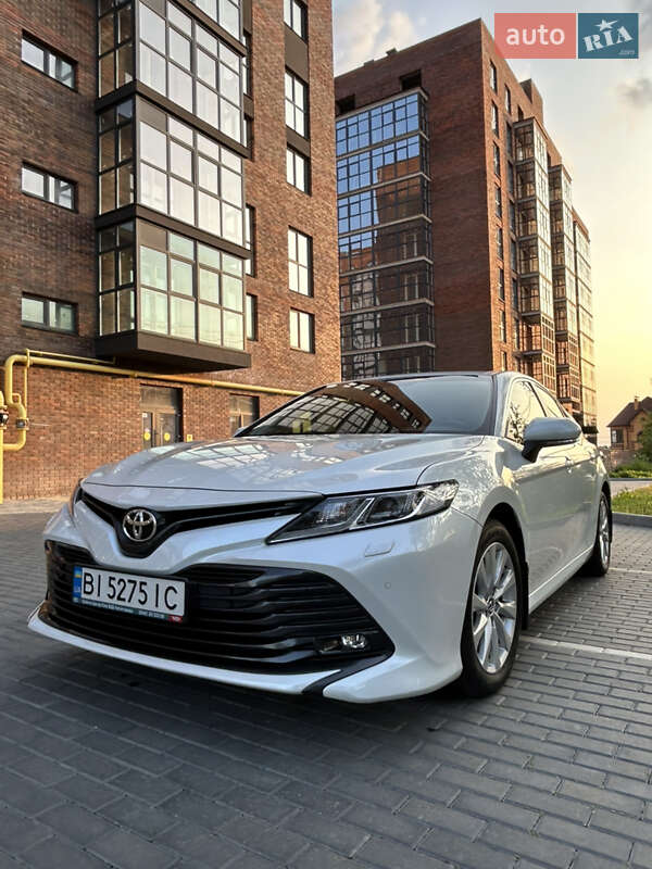 Седан Toyota Camry 2019 в Полтаве