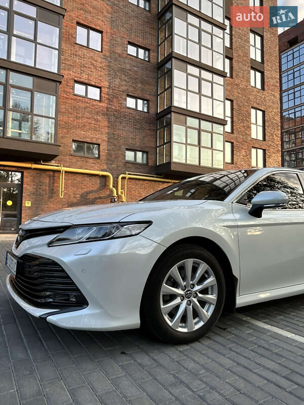 Седан Toyota Camry 2019 в Полтаве