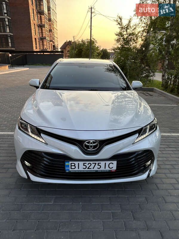 Седан Toyota Camry 2019 в Полтаве