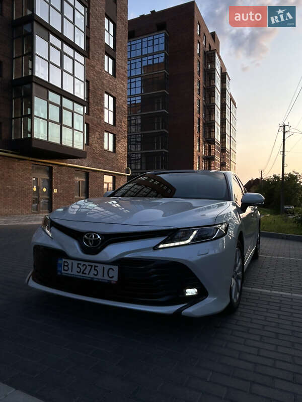 Седан Toyota Camry 2019 в Полтаве