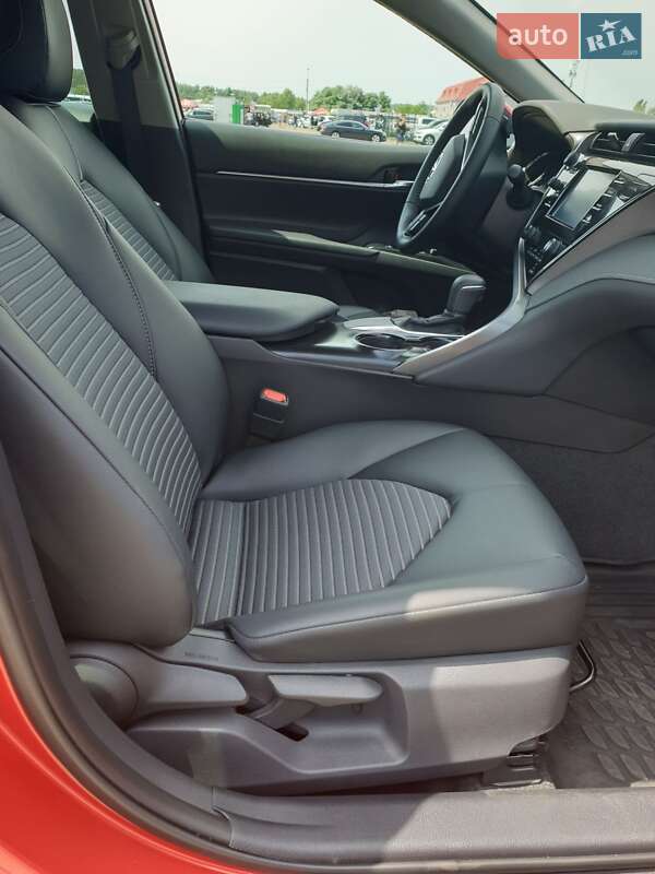 Седан Toyota Camry 2019 в Киеве