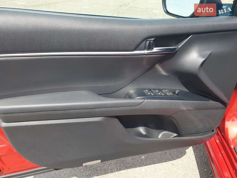 Седан Toyota Camry 2019 в Киеве