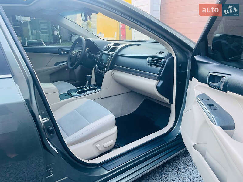 Седан Toyota Camry 2012 в Кельменцях