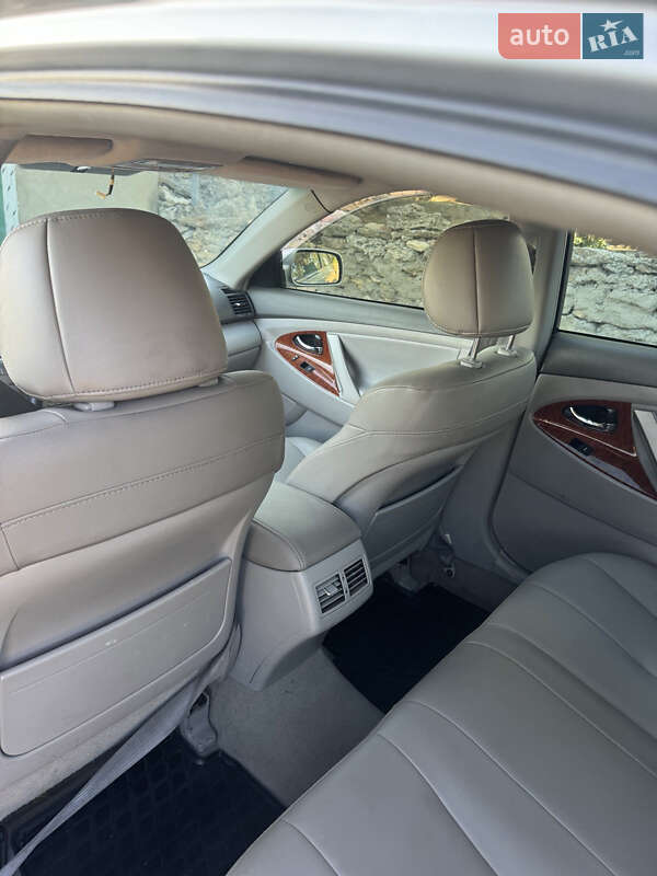 Седан Toyota Camry 2010 в Окнах