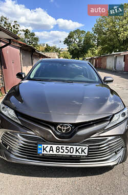Седан Toyota Camry 2018 в Киеве