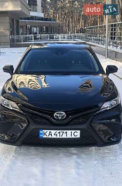 Седан Toyota Camry 2019 в Ирпене