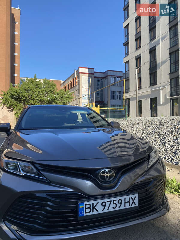 Седан Toyota Camry 2017 в Рівному