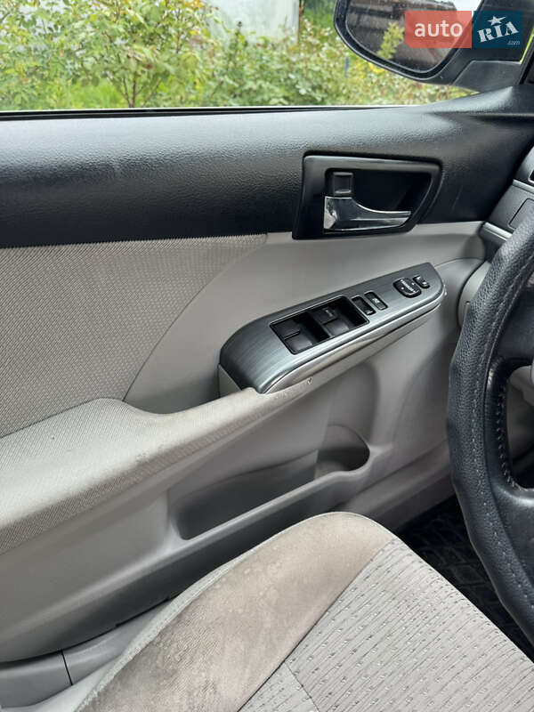 Седан Toyota Camry 2012 в Львові