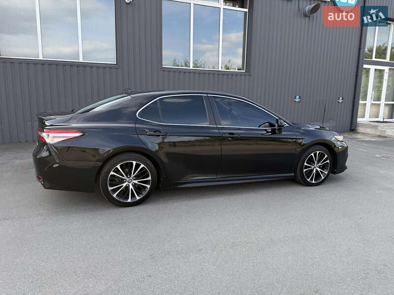 Седан Toyota Camry 2019 в Києві