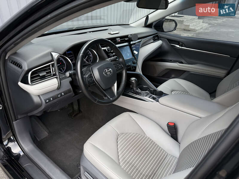 Седан Toyota Camry 2019 в Києві