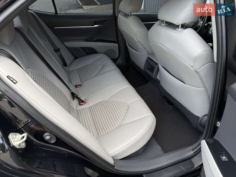 Седан Toyota Camry 2019 в Києві