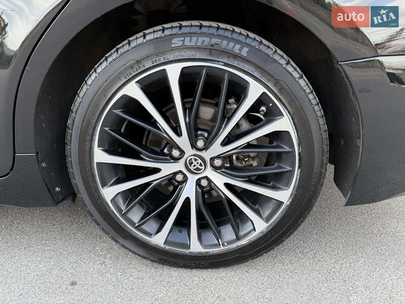 Седан Toyota Camry 2019 в Києві