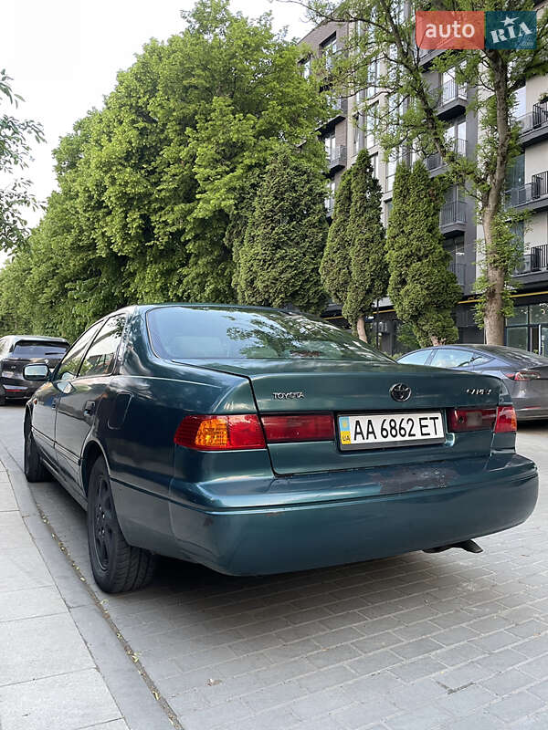 Седан Toyota Camry 2001 в Львове