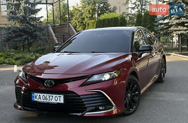 Седан Toyota Camry 2018 в Киеве
