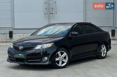 Седан Toyota Camry 2013 в Киеве