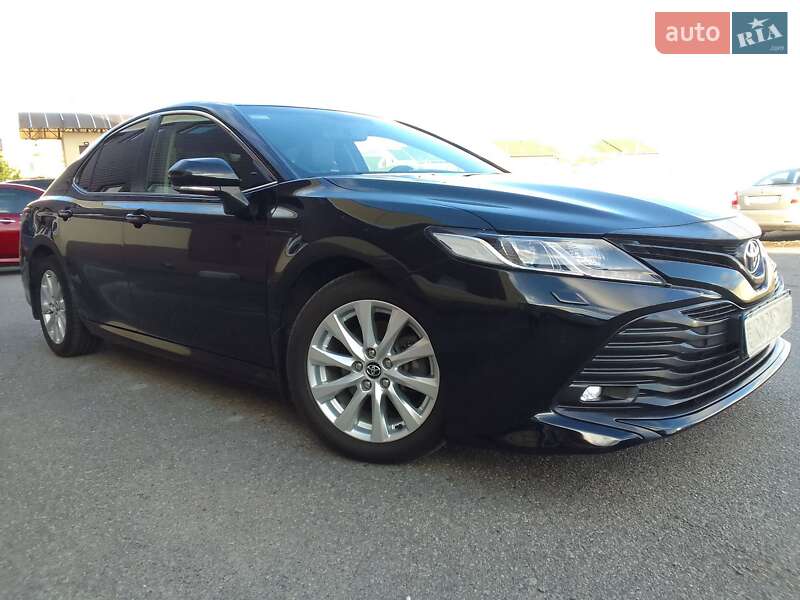 Седан Toyota Camry 2019 в Виннице