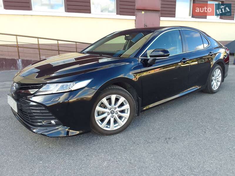 Седан Toyota Camry 2019 в Виннице