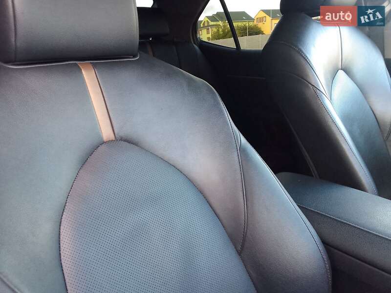 Седан Toyota Camry 2019 в Виннице