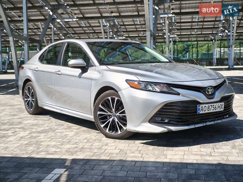Седан Toyota Camry 2018 в Львові