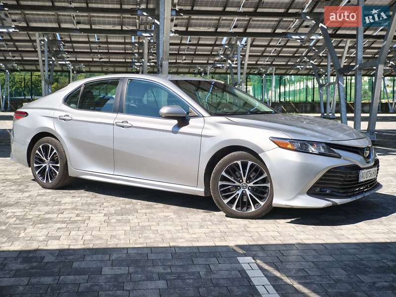 Седан Toyota Camry 2018 в Львові