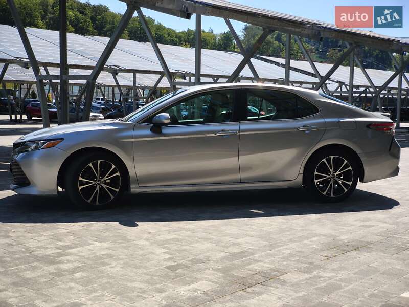 Седан Toyota Camry 2018 в Львові