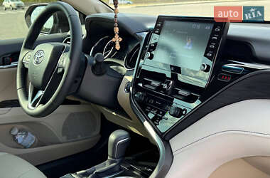 Седан Toyota Camry 2023 в 