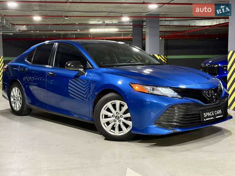 Седан Toyota Camry 2019 в Киеве